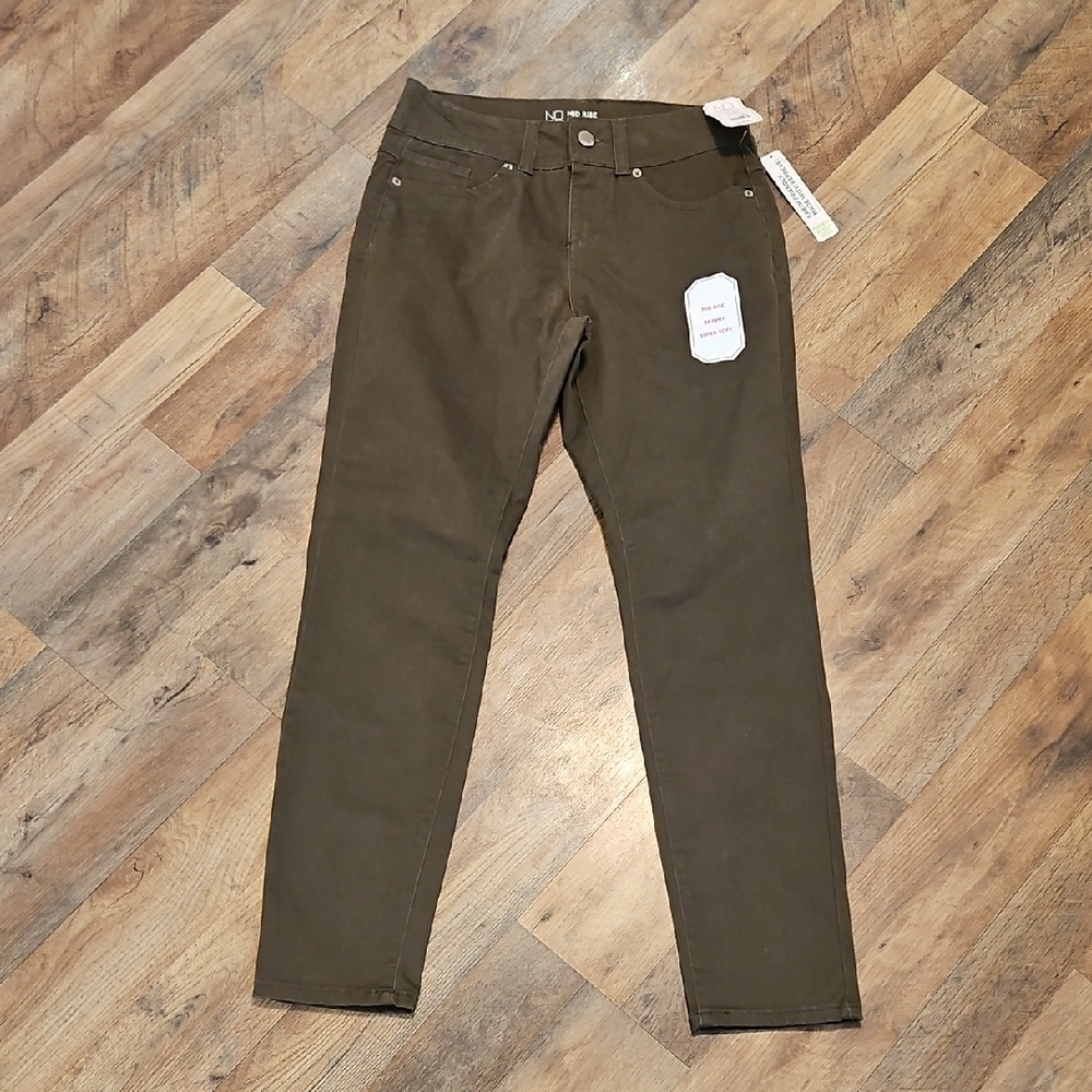 👖No Boundries Mid Rise Skinny Pants